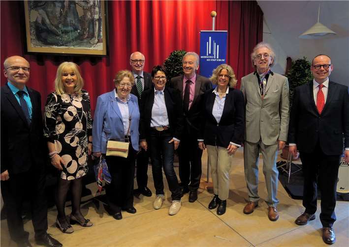 Hans-Peter Lörsch (4.v.re.) im Kreise derer,die ihn mit Lobesworten in den Ruhestand verabschiedeten. Fotos: BSB