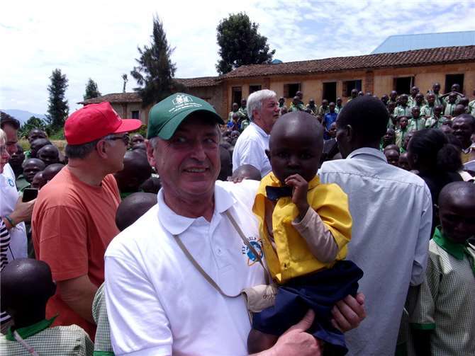 Hans Peter Röhrig bei einer früheren FLY & HELP-Schuleröffnung in Ruanda.