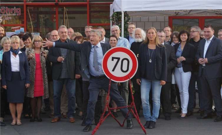 Hans Peter Röhrig dirigierte in gewohnter Weise seine Geburtstagsgäste zum obligatorischen Erinnerungsfoto. MT