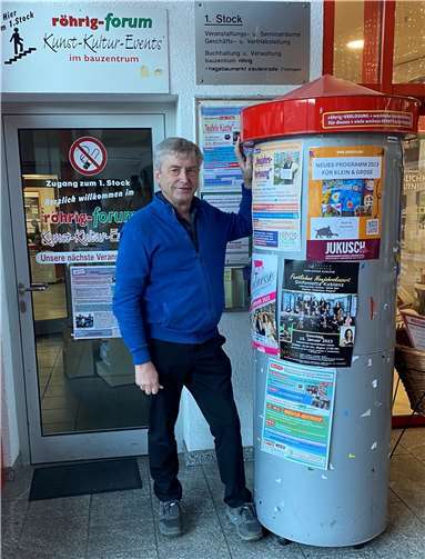 Hans Peter Röhrig engagiert sich auch 2023 für „Kultur auf dem Land“. An der Litfaßsäule am Eingang zur röhrig-forum Kulturbühne wird immer über Highlights in der gesamtem Terrassenmosel-Region informiert wird. Quelle:röhrig-forum Kulturbühne