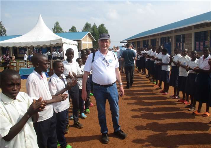 Hans Peter Röhrig freut sich, dass jetzt eine weitere Schule in Ruanda fertig gestellt wurde, die mit seinen Geburtstags-Aktionen mit finanziert wurde und dass auch beim letzten röhrig-forum Konzert-Highlight wieder ein schöner Benefiz-Erlös zusammen kam. Hier Hans Peter Röhrig bei einer früheren Schuleröffnung in Ruanda. Quelle: röhrig