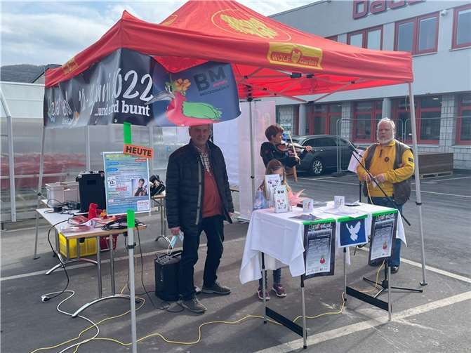 Hans Peter Röhrig freut sich gemeinsam mit den Veranstaltern Dietrich Papp und Monika Beck auf das dreitägige Elztal-Festival mit 60 Künstlern. Hier ein Foto von der Vorstellung des Festivals im röhrig-Erlebnismarkt. Quelle: röhrig