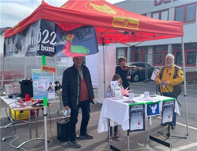 Hans Peter Röhrig freut sich mit den Veranstaltern, dass die Kulturbühne nach langen Corona-Einschränkungen wieder eine Rekordzahl an Veranstaltungen verlosen kann. Quelle: röhrig