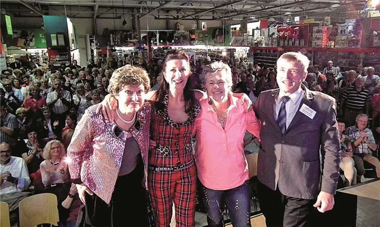 Hans Peter Röhrig freute sich, dass er vor großer Kulisse gleich drei hochkarätige Künstlerinnen bei der „Ladies-Comedy-Night“ in Treis-Karden präsentieren konnte. MT