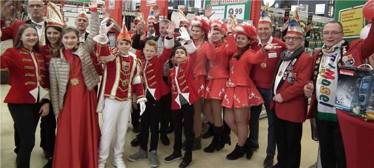 Hans Peter Röhrig freute sich mit Elferrat und Gefolge im röhrig-bauzentrum, dass nach einer kurzen Pause der Treiser Karneval wieder so erfolgreich neu gestartet ist.