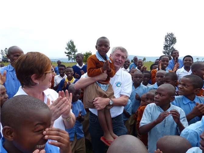 Hans Peter Röhrig - hier bei einer früheren Schuleröffnung im rheinland-pfälzischen Partnerland Ruanda - freut sich, dass er auch bis Ende des Jahres wieder mit vielen Aktionen die einzigartige Stiftung von Weltumrunder Reiner Meutsch wirkungsvoll unterstützen kann. Quelle:röhrig
