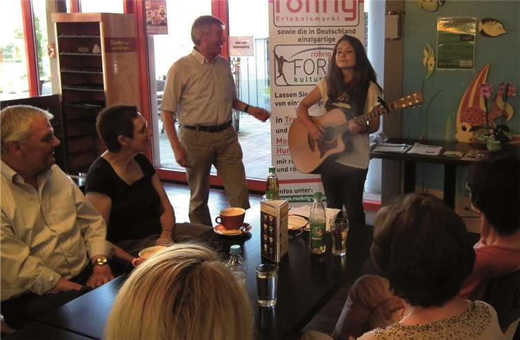 Hans Peter Röhrig interviewte beim „Freundeskreis-Treffen“ das Nachwuchstalent Alisha Gilles, welche mit Gitarre und Gesang begeisterte. privat