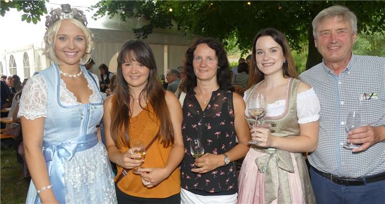 Hans Peter Röhrig konnte beim Weinfest in Moselkern Melanie und Silke Grimm aus Thüringen begrüßen (hier auf dem Foto mit der Moselkerner Weinkönigin Anna-Lena und ihrer Prinzessin), die im vergangenen Jahr bei „25 Jahre röhrig-Moselweinfest in Thüringen“ einen Weinfest-Aufenthalt gewonnen hatten. Foto: Röhrig