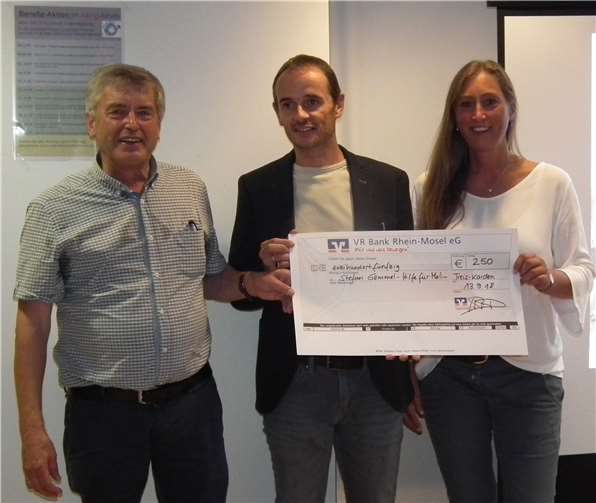 Hans Peter Röhrig (l.) konnte mit seiner Tochter Yvonne (r.) einen Spendenscheck in Höhe von 205 Euro an Stefan Gemmel (.m.) und seine Arbeit in Mali überreichen. privat