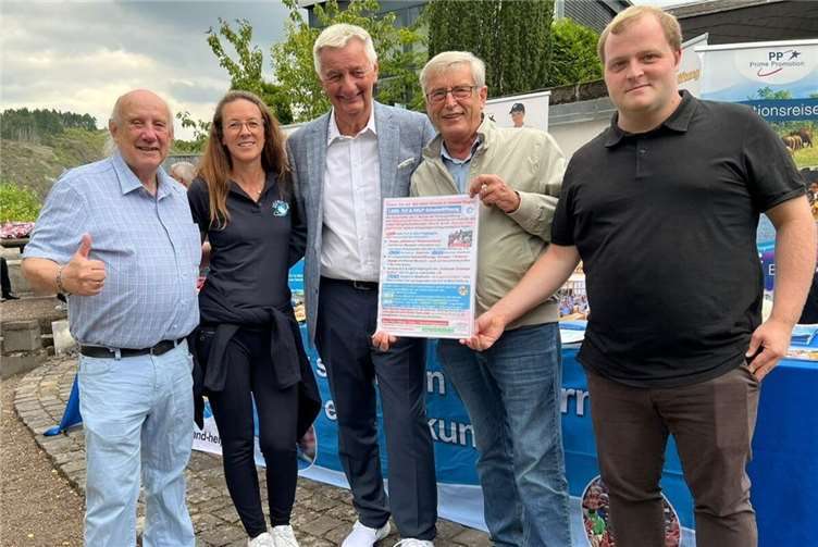 Hans Peter Röhrig mit Weltumrunder Reiner Meutsch und weiteren Förderern bei Auftritt vom Benefiz-Chor zum Start der Aktionen zur „1.000. FLY & HELP- Schuleröffnung“. Foto: röhrig