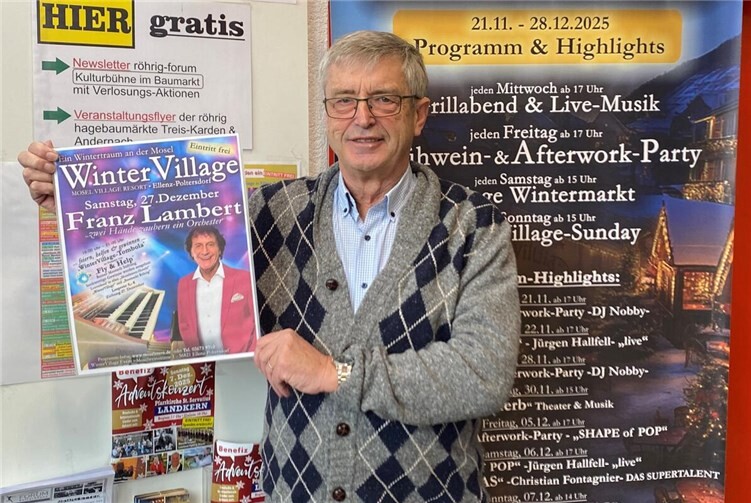 Hans Peter Röhrig mit dem Plakat zu dem Top-Event mit „Franz Lambert“ vor dem Transparent zu den WinterVillage-Events, die bis 28. Dezember Jung und Alt begeistern. Foto: röhrig