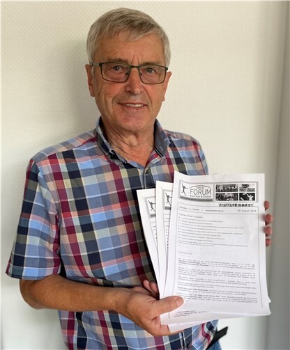 Hans Peter Röhrig präsentiert den letztmaligen ausführlichen Gratis-Veranstaltungs-Newsletter, mit dem er viele Jahre „Kultur auf dem Land“ und „Benefiz-Events unterstützt hat.  Foto: röhrig