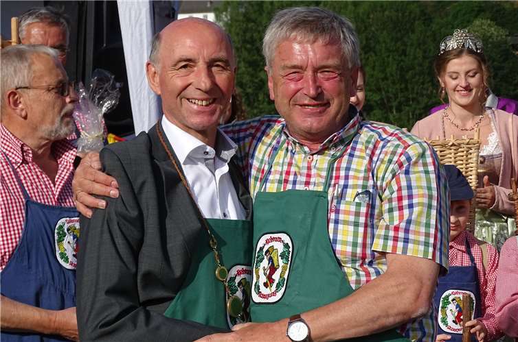 Hans Peter Röhrig überreichte die Amtskette als „Ehrenrazejunge“ an Rudi Zenz, Ortsbürgermeister aus Löf, und wünschte ihm viel Spaß bei diesem Amt.