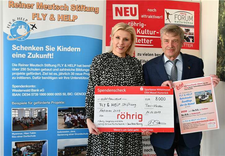 Hans Peter Röhrig überreichte einen Scheck in Höhe von 8.000 Euro an Pia Schmitz-Formes von FLY & HELP und warb gleichzeitig schon für die beliebten FLY & HELP Hubschrauber-Rundflug-Tage.Foto: Röhrig