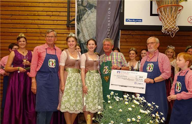 Hans Peter Röhrig überreichte in Anwesenheit vieler Weinmajestäten einen Scheck für die Kinder- und Jugendarbeit an den Vorsitzenden der Lehmer Razejunge, Ralf Menden.privat