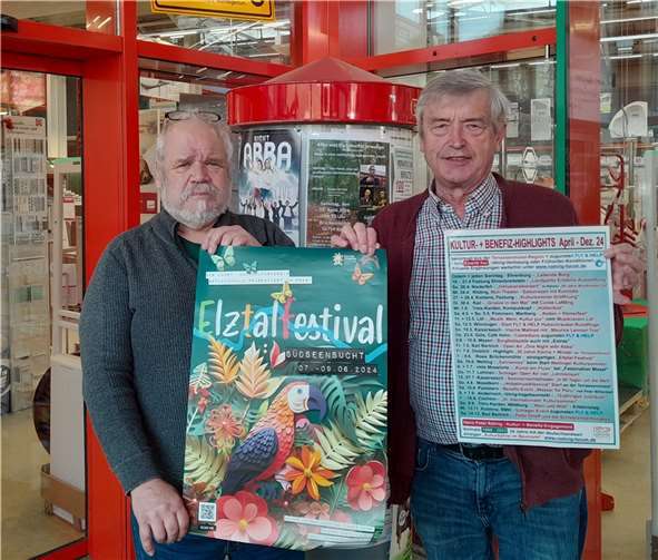 Hans Peter Röhrig und Dietrich Papp mit den Plakaten zum Elztalfestival, welches vom 7. bis 9. Juni bereits zum fünften Mal mit einzigartigen Attraktionen begeistert. Foto: röhrig