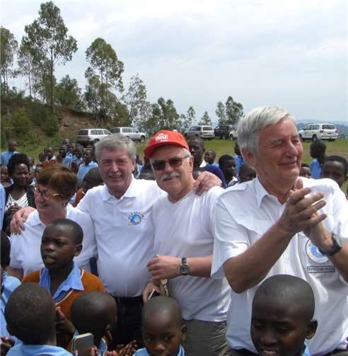 Hans Peter Röhrig und Reiner Meutsch bei einer Schuleröffnung in diesem Jahr in Ruanda. privat