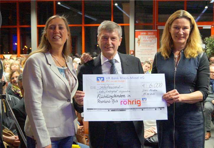 Hans Peter Röhrig und Tochter Yvonne überreichten der SWR-Gartenexpertin den Scheck in Höhe von 6.000 Euro für Flüchtlingskinder in Rheinland-Pfalz.MT