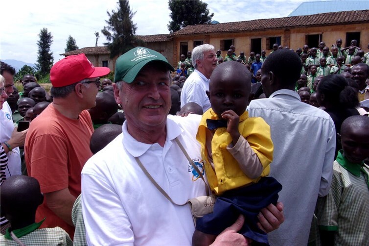 Hans Peter Röhrig und Weltumrunder Reiner Meusch freuen sich auf viele FLY & HELP-Events in unserer Region. Auf dem Foto die beiden bei einer früheren Schuleröffnung in Ruanda.