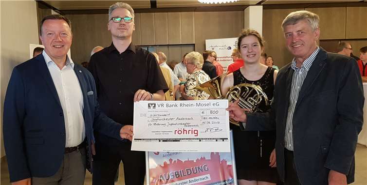 Hans Peter Röhrig von der röhrig-Kulturbühne (rechts) bei der Überreichung des Schecks für die Jugendarbeit an Repräsentanten vom Stadtorchester und Jugendorchester Andernach für Proben in der Jugendherberge in Cochem.Foto: privat