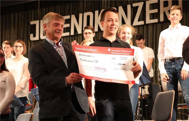 Hans Peter Röhrig von der röhrig-forum Kulturbühne freute sich, dass er bei einem hervorragenden Konzert mit vielen Kindern und Jugendlichen die Jugendarbeit vom Musikverein Löf durch einen Scheck unterstützen konnte.Foto: Röhrig