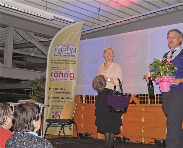 Hans Peter Röhrig wurde wie einige Zuschauer mit in die Handlung einbezogen. Am Ende gab es Blumen und Wein für die Künstlerin.