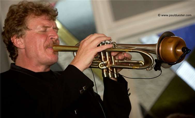 Hans Peter Salentin ist mit einer Riege handverlesener Freunde im Augustinum zu sehen. www.paulduester.com