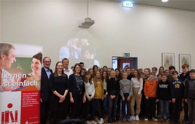 Hans-Peter Schmidt (3. v. l.), Geschäftsstellenleiter Dierdorf, sowie Schulleiter Dr. Klaus Winkler (l.) und Lehrerin Ronja Colloseus (2. v. l.) begleiteten die Vortragsveranstaltungen am Martin-Butzer-Gymnasium.Foto: Sparkasse Neuwied