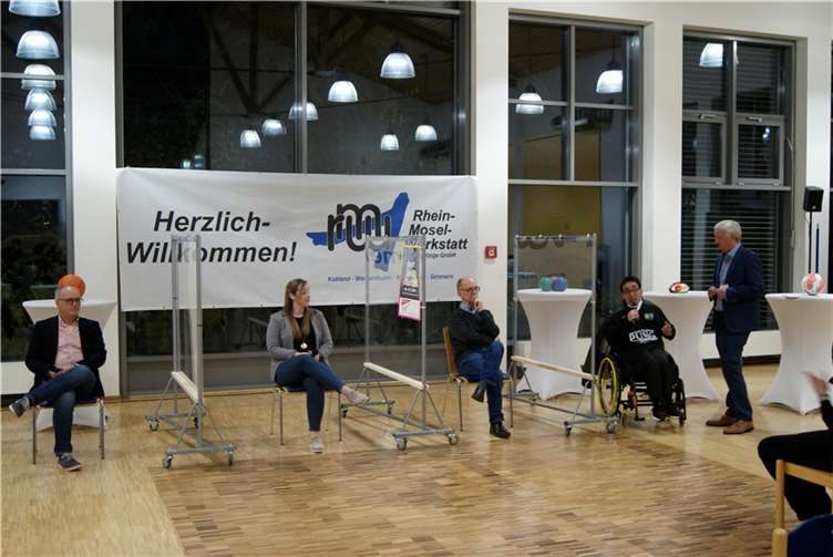 Hans-Peter Schössler (rechts) moderierte den Abend und begrüßte vier Interviewrunden auf dem Podium - hier Stefan Zeidan (am Mikrophon) - Werkstattratsvertreter der RMW, Johannes Bildhauer - Gehörlosen Sport Verband, Nina Hagedorn - Special Olympics Rheinland-Pfalz und ganz links Olaf Röttig - Behinderten- und Rehabilitationssportverband.Foto: privat