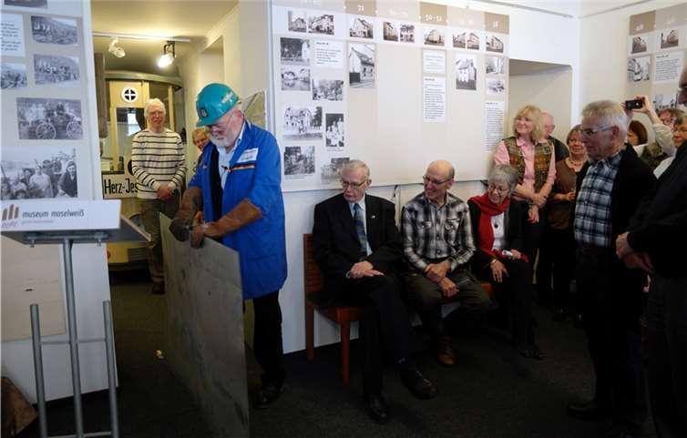 Hans Peter Volk hat weiterhin eine große Aufgabe, nämlich als fest angestellter Donnerexperte im Stadttheater Koblenz. Hans Peter erzählte auf eine lustige und humorvolle Weise von den Hürden der Deutschen Bürokratie, bis er endlich in den Theatervorführungen täuschend echte Donnergeräusche vorführen durfte. Selbstverständlich gab es für die Gäste eine ohrenbetäubende Vorführung seines Könnens.ND