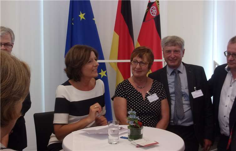 Hans Peter und Annegret Röhrig im Gespräch mit Ministerpräsidentin Malu Dreyer beim Ehrenamtsempfang in der Staatskanzlei. privat