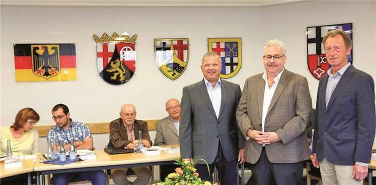Hans Robert Pütz, Beigeordneter, Ortsbürgermeister Willi Knopp und Erster Beigeordneter Hans Josef Weißenfels bei der konstituierenden Sitzung.privat
