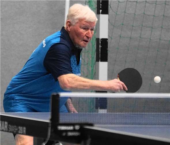 Hans Roth, Südwestdeutscher Meister bei den Senioren 80 im Doppel mit Gerhard Theiß. Foto: M. Schreiber