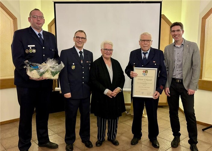 Hans Schäfer (2.v.r.) wurde von Bürgermeister Sebastian Busch (r.) für seine 50-jährige Mitgliedschaft in der Feuerwehr Plaidt geehrt. Wehrleiter Sven Schmitz (l.) und Wehrführer Dirk Schwindenhammer (2.v.l.) gratulierten ihm und seiner Frau Gudrun.