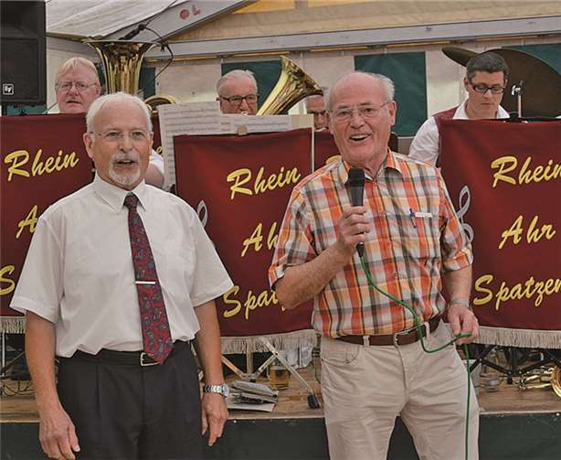 Hans Schmitz und Hans Kessel sangen am Sonntagnachmittag im Festzelt alte Oberwinterer Liedchen mit Unterstützung des bestens gelaunten Publikums.