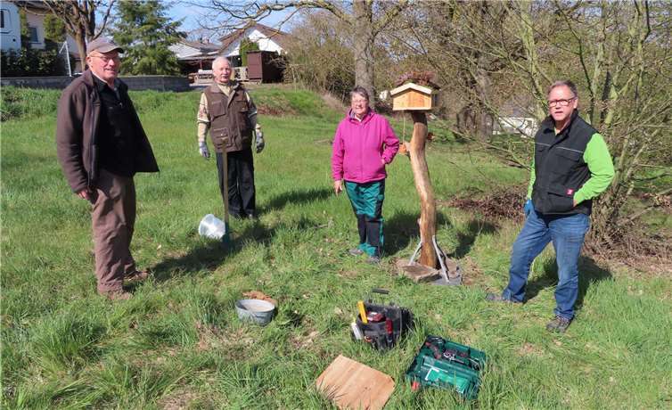 Hans Schopp, Jürgen Wegerle, Agnes Kirst und Michael Weber stellten sich Seitens des Obst- und Gartenbauvereins wieder einmal in den Dienst der Allgemeinheit. Foto: privat