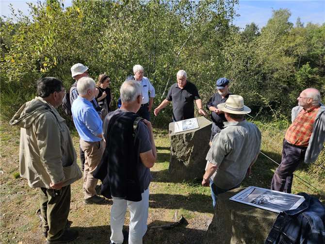 Hans Schüller und Dr. Holger Schaaff informierten in den Erlebniswelten Grubenfeld in Mayen über die Mühlsteingewinnung von der Römerzeit bis zur Neuzeit.  Foto: Frank Neideck/Arbeitskreis Mühlsteinrevier RheinEifel
