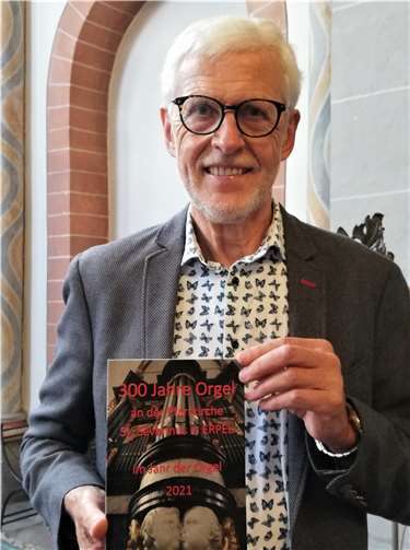 Hans Simon präsentiert die druckfrische Orgelbroschüre. Foto: privat