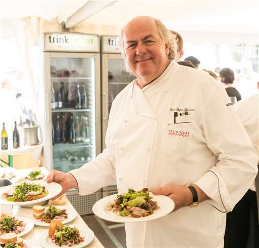 Steinheuers „Poststuben“ unter den Top 10  Hans Stefan Steinheuer beim Köchemarkt im Kurpark Bad Neuenahr. Foto: Dominik Ketz
