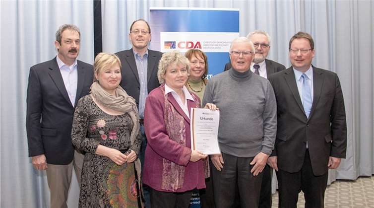 Hans Thelen (3.v.re.) wurde für langjährige Arbeit geehrt, Christoph Fiévet (li.) neuer stellv. Vorsitzender. privat