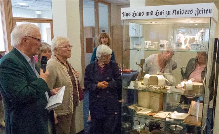 Hans Thelen, der Vorsitzende des Heimatvereins Niederbachem, eröffnete die Jubiläumsausstellung in der Filiale der VR-Bank Bonn. -JOST-