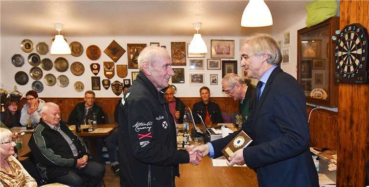 Hans-Werner Adams (re) überreicht den Stadtpokal 2019.