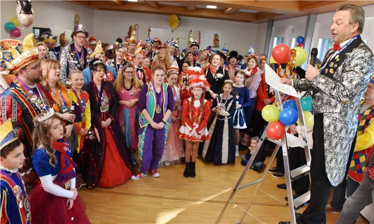Hans-Werner Breithausen hielt von der Leiter aus seine Begrüßungs-Büttenrede.