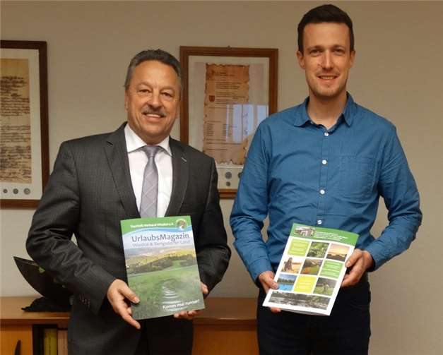 Hans-Werner Breithausen (l.), Verbandsgemeindebürgermeister und Vorsitzender des Touristik-Verbands, und Touristik-Verband-Geschäftsführer Florian Fark stellten das neue Urlaubsmagazin vor. Touristik-Verband Wiedtal e.V.