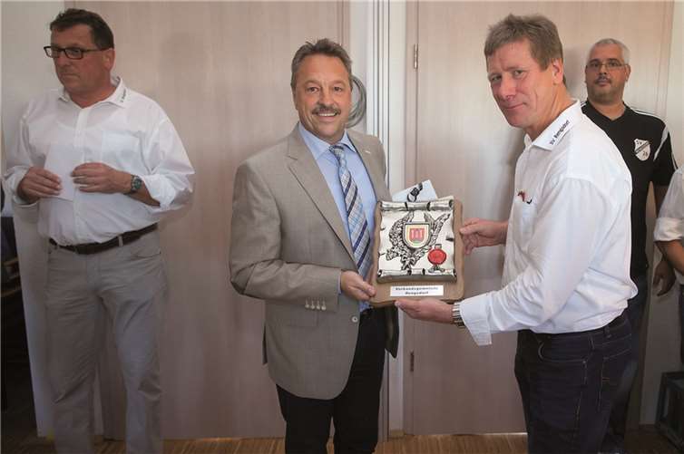 Hans-Werner Breithausen (l.) überreichte den großen Wappenteller an Rainer Runkel.