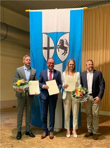 Hans-Werner Breithausen (rechts), Bürgermeister der Verbandsgemeinde Rengsdorf-Waldbreitbach, gratulierte dem Ortsbürgermeister, Thomas Boden (2. von links) zur Amtseinführung sowie dem neuen Ersten Beigeordneten Jörg Gries und der neuen Zweiten Beigeordneten Kirsten Heumann.  Foto: privat