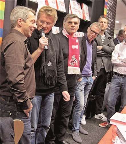 Hans-Werner (Hansi) Reif, FC-Stadionsprecher Michael Trippel, FC-Legende Wolfgang Weber, FC-Cheftrainer Peter Stöger sowie FC-Torwarttrainer Alexander Bade (v.l.) im Gespräch. privat
