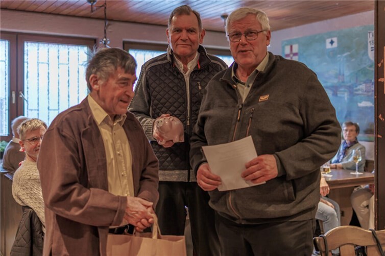 Hans-Werner Seul (links) überzeugte bei seinem Auftritt als „Johann der Weichensteller“ mit einer lebendigen Zeitreise in die Geschichte von Koblenz-Lützel und begeisterte die Gäste der Senioren-Union Güls.