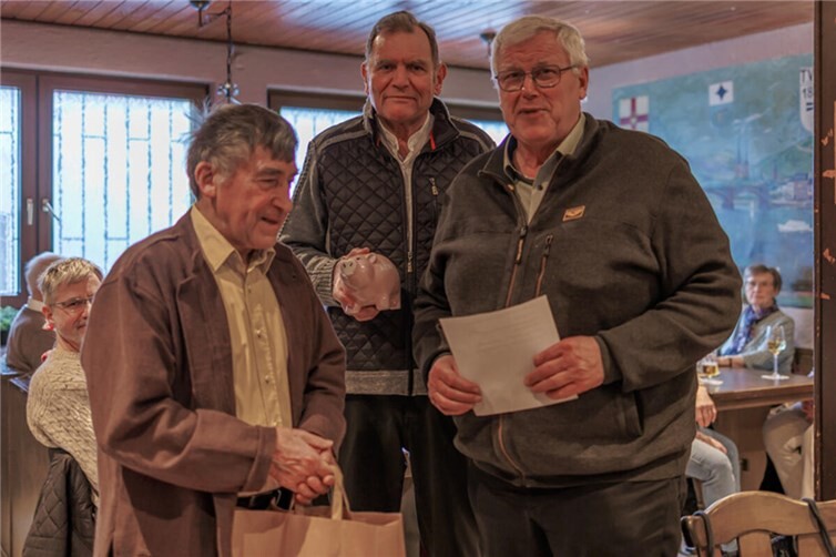 Hans-Werner Seul (links) überzeugte bei seinem Auftritt als „Johann der Weichensteller“ mit einer lebendigen Zeitreise in die Geschichte von Koblenz-Lützel und begeisterte die Gäste der Senioren-Union Güls.