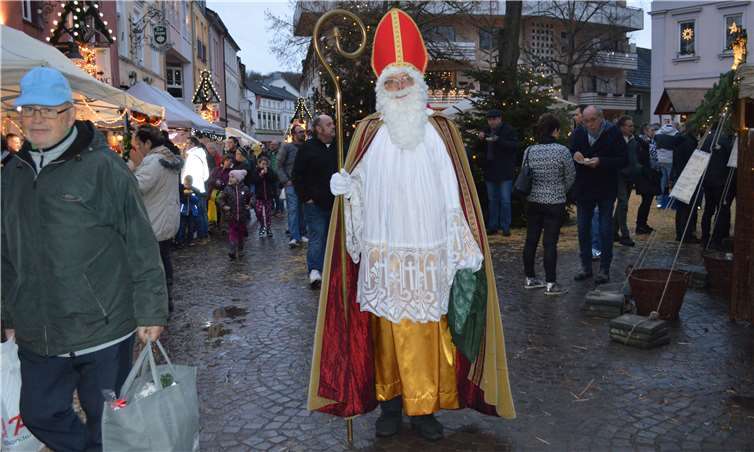 Hans Werner Thiemann war dieses Jahr der Nikolaus. Fotos: AB